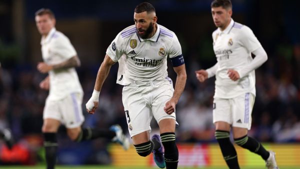 Real Madrid's French striker Karim Benzema (C) runs with the ball during the Champions League quarter-final second-leg football match between Chelsea and Real Madrid at Stamford Bridge in London on April 18, 2023. (Photo by Adrian DENNIS / AFP)