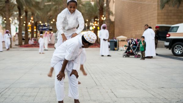    إجازة عيد الفطر المبارك للقطاعيْن الخاص وغير الربحي من نهاية دوام يوم الخميس 29 رمضان الموافق 20 أبريل لمدة 4 أيام.
