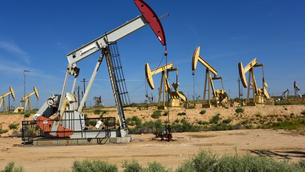 Asian stocks fall amid US growth concern, oil cut