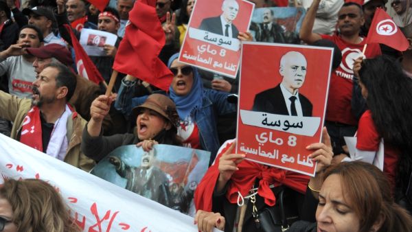 داهمت وحدة أمنية منزل رئيس حركة النهضة #التونسية المعارضة راشد الغنوشي مساء الإثنين