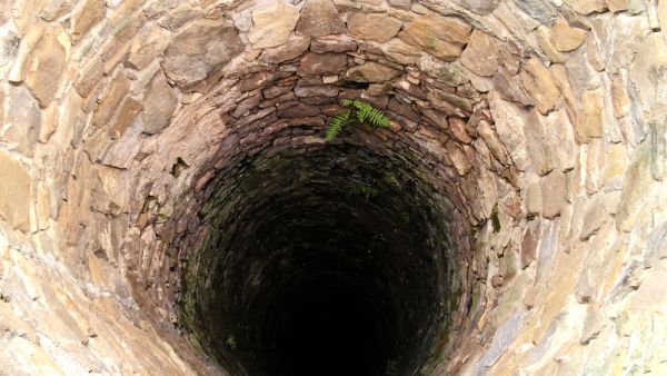Video :Girl throws boy down a well in China 
