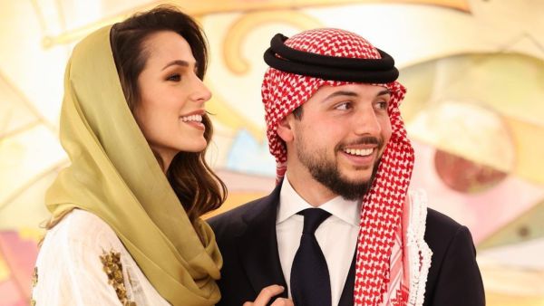 إطلالة رجوة خطيبة ولي عهد الأردن بالبدلة الوردية من زارا