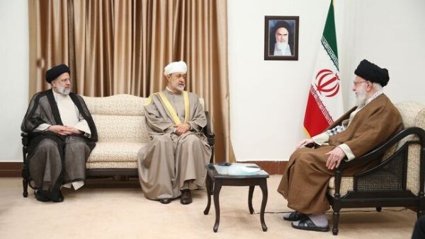 المرشد الإيراني علي خامنئي وسلطان عمان هيثم بن طارق