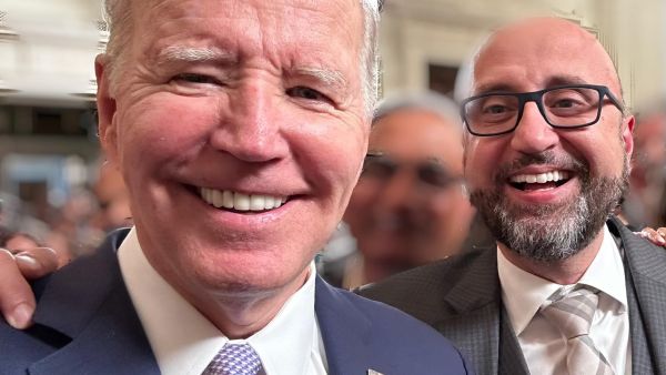 بايدن وسيلفي مع الدكتور محمد الحجيري