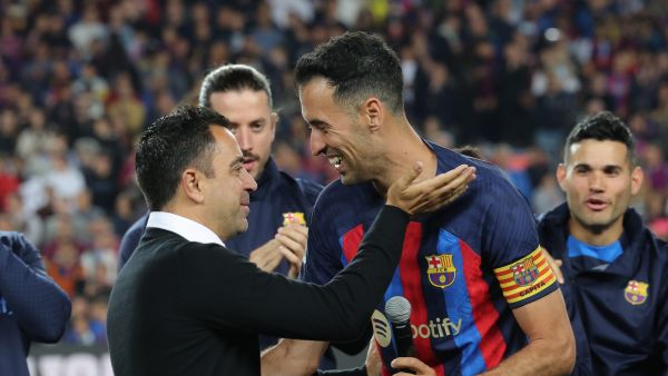 بوسكيتس وتشافي (Photo by Lluis GENE / AFP)