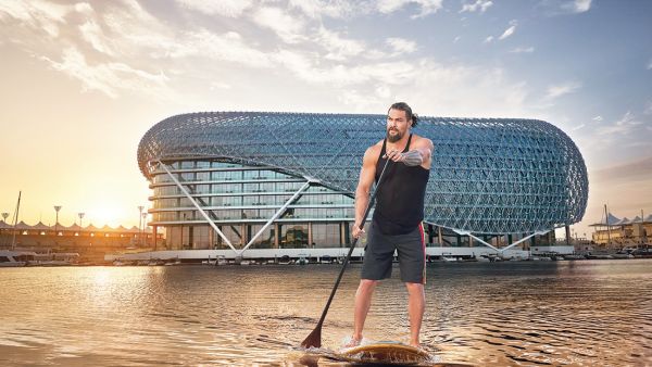 فيديو: جيسون موموا سفير شؤون جزيرة ياس أبوظبي يتحدث باللغة العربية ويتعرف على أفضل الأطباق الإماراتية في جزيرة ياس