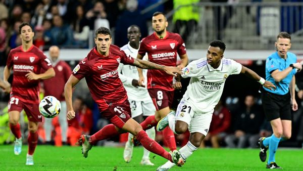 ريال مدريد يواجه إشبيلية اليوم بتشكيلة تشهد العديد من التغييرات (Photo by JAVIER SORIANO / AFP)