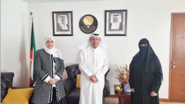 جانب من استقبال وزير التربية للمعلمة ريم العجمي