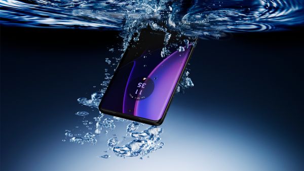 motorola edge 40 will be available from today in three colours: Vegan leather Nebula Green, Lunar Blue, and Eclipse Black with a MSRP of 1699 SAR. Introducing the motorola edge 40 in KSA, a device submersed in style