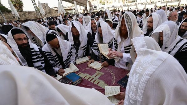 ووزير الصحة «موشيه أربيل»  «رأي الشريعة اليهودية واضح  يحظر دخول اليهود الى مايسمى (جبل الهيكل) باحات الأقصى