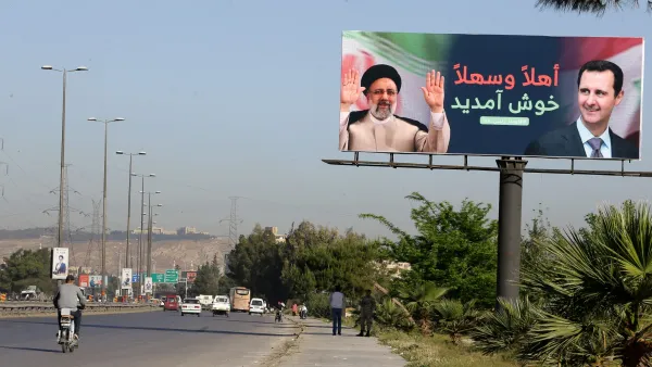 لوحة إعلانية عليها صورة رئيسي والأسدر على طريق المطار في دمشق