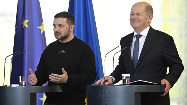 Zelenskyy arrives at Germany, to receive award