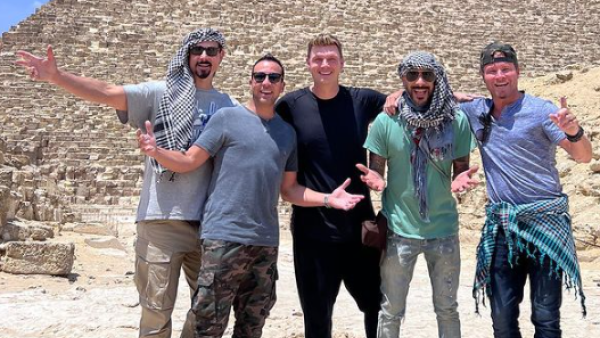 Backstreet Boys visit the Giza Pyramids