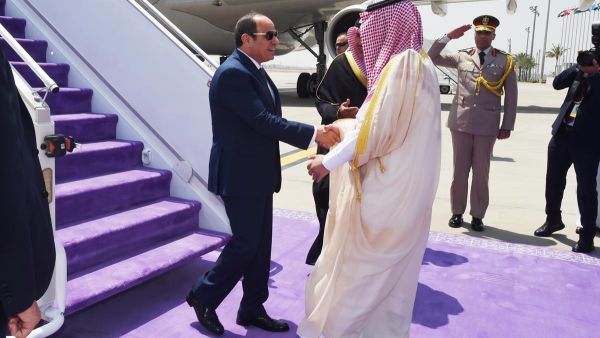 الرئيس المصري يصل مطار جدة