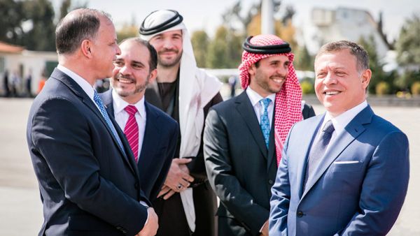 الملك برفقة أشقاءه الأمراء (حمزة، فيصل، هاشم، علي)