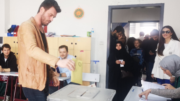 Turkish stars vote in Turkish elections