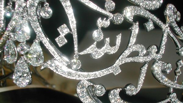 هل ترتدي الآنسة رجوة التاج العربي في حفل زفافها؟