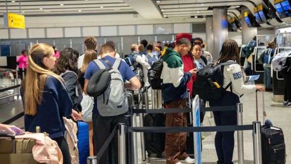 Electronic passport system failures cause long delays at UK Airports