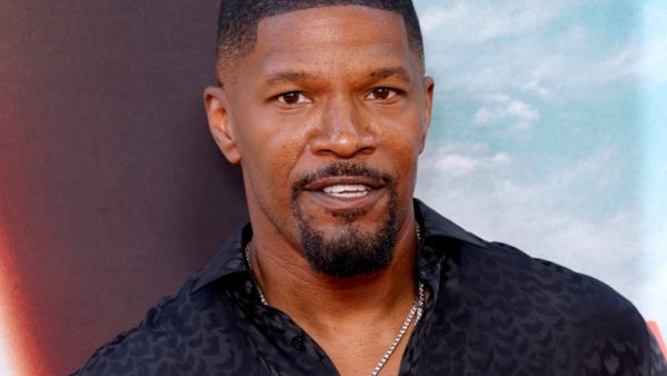 Jamie Foxx remains hospitalized more than 3 weeks 
