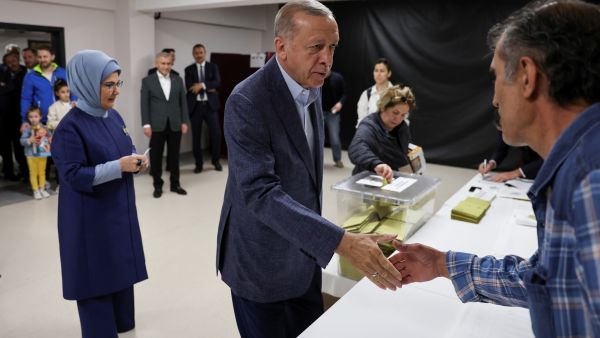 الرئيس التركي رجب طيب أردوغان يدلي بصوته في الانتخابات