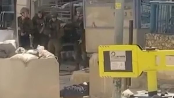 منفذة عملية الطعن ملقاة على الأرض بعد إطلاق النار عليها من قبل جنود الإحتلال 