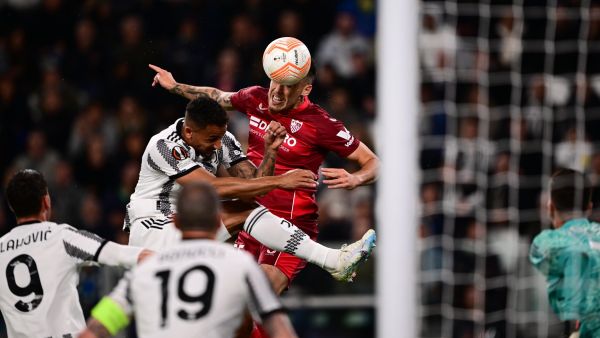 Juventus' Brazilian defender Danilo (Top L) defends against Sevilla's Moroccan forward Youssef En-Nesyri (Top C) going for a goal attempt during the UEFA Europa League semi-final first leg football match between Juventus and Sevilla on May 11, 2023 at the Juventus stadium in Turin. (Photo by Marco BERTORELLO / AFP)