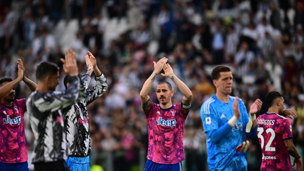 Juventus' Italian defender Leonardo Bonucci (C), Juventus' Polish goalkeeper Wojciech Szczesny (R) and teammates acknowledge the public at the end of the Italian Serie A football match between Juventus and Lecce on May 3, 2023 at the Juventus stadium in Turin. (Photo by Marco BERTORELLO / AFP)