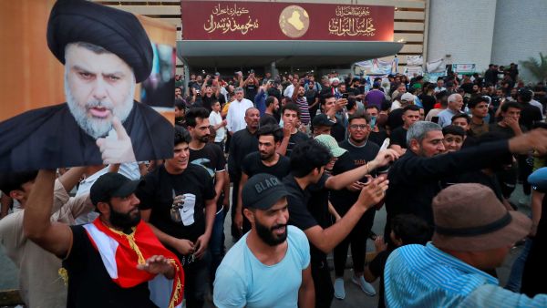 أنصار زعيم التيار الصدري في العراق مقتدى الصدر