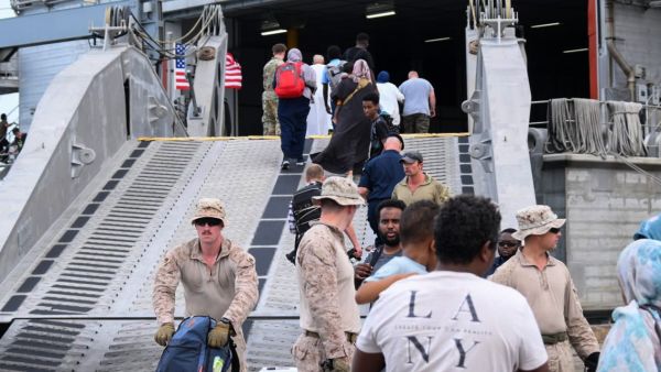 سفينة أمريكية تجلي رعايا أجانب من السودان (أ ف ب)