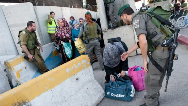 حواجز اسرائيلية عقاب جماعي للفلسطينيين
