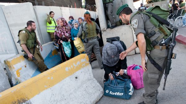 حواجز اسرائيلية عقاب جماعي للفلسطينيين