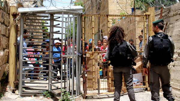 ادعت إذاعة الجيش الإسرائيلي، إن جنود الاحتلال أطلقوا النار على شاب فلسطيني وأصابوه بجراحٍ خطيرة