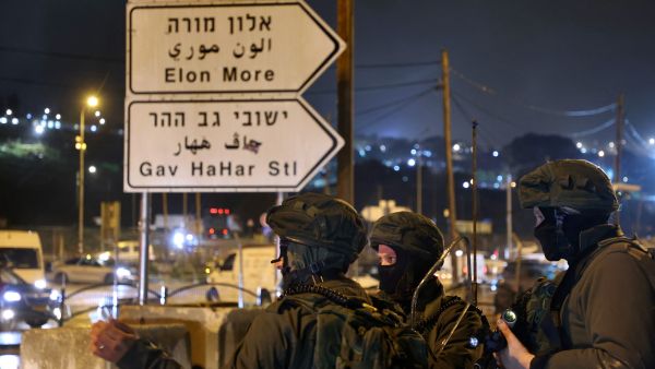 جنود من قوات الإحتلال الاسرائيلي على مداخل مدينة نابلس