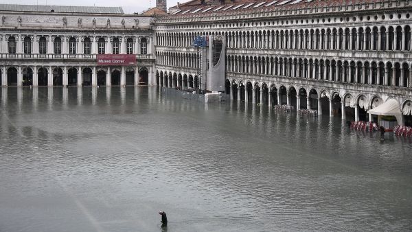 2 killed in Italy floods, 900 evacuated 