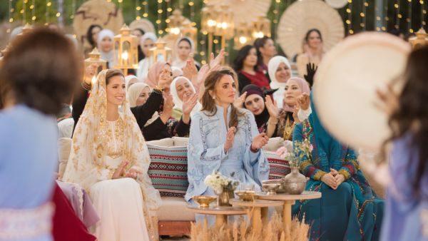 من صمم مجوهرات الأنسة رجوة في حفل الحناء؟