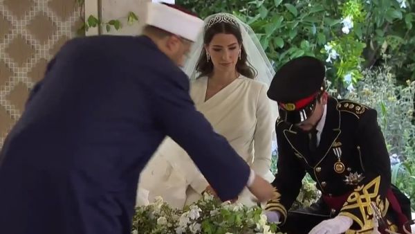 اتمام عقد قران ولي العهد الاردني الامير حسين على الانسة رجوة