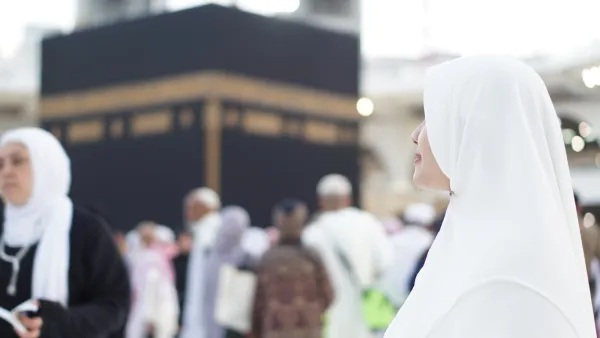 ماذا تفعل المرأة إذا أتتها الدورة الشهرية في الحج؟