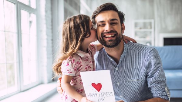 معايدات عيد الأب: أجمل عبارات التهنئة بعيد الأب