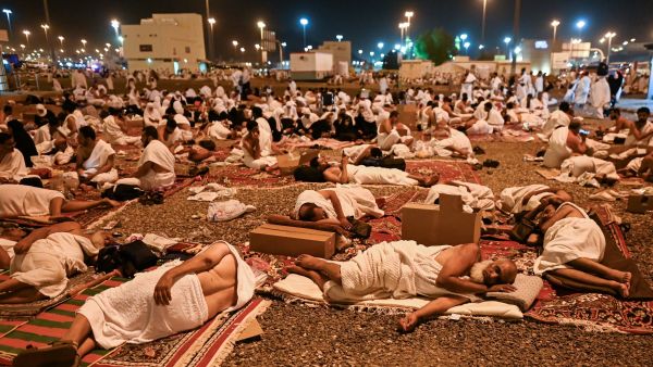 حجاج بيت الله الحرام في استراحة