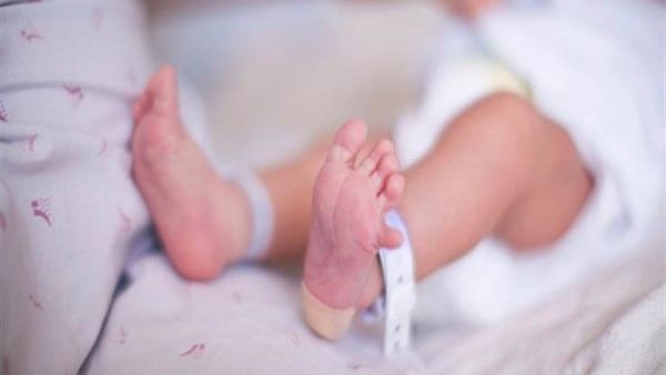 اكتشاف وجود الرضيعة التي كانت ملفوفة بشال أبيض 