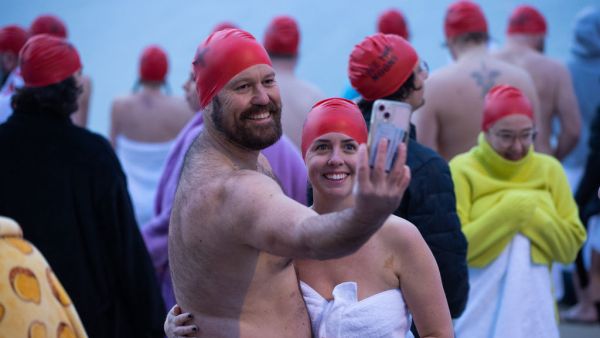 إنطلاق مهرجان السباحون العراة في هوبارت