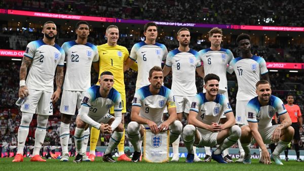 Players of England pose for the team picture ahead of the Qatar 2022 World Cup round of 16 football match between England and Senegal at the Al-Bayt Stadium in Al Khor, north of Doha on December 4, 2022. (Photo by Paul ELLIS / AFP)