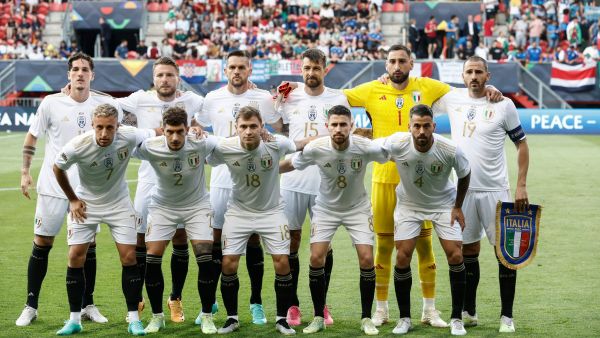 Italy's players pose prior to the UEFA Nations League semi final football match between Spain and Italy at the De Grolsch Veste Stadium in Enschede on June 15, 2023. (Photo by Kenzo TRIBOUILLARD / AFP)