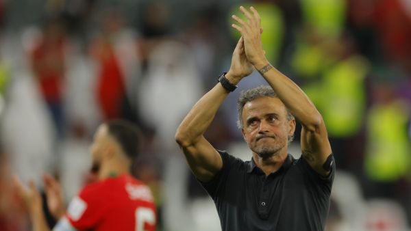 Spain's coach #00 Luis Enrique applauds supporters after they lost on penalty shoot-out the Qatar 2022 World Cup round of 16 football match between Morocco and Spain at the Education City Stadium in Al-Rayyan, west of Doha on December 6, 2022. (Photo by Odd ANDERSEN / AFP)