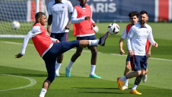 Paris Saint-Germain's French forward Kylian Mbappe controls the ball during a training session at club's training ground in Saint-Germain-en-Laye, west of Paris on June 1, 2023, two days prior to the L1 football match against Clermont. (Photo by FRANCK FIFE / AFP)