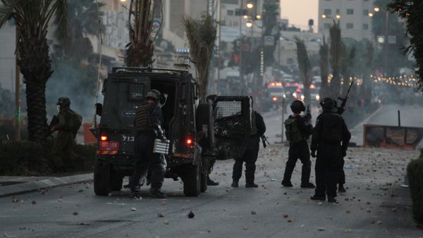 شهيد و اصابة 10 فلسطينيين بينهم طفل، بالرصاص الحي 