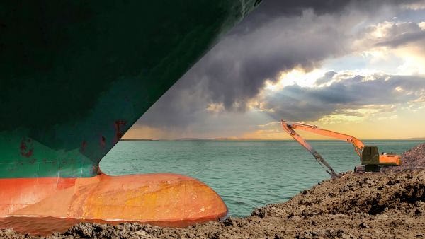 Tugboats aid stranded oil tanker in Suez Canal