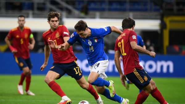 Italy's forward Federico Chiesa (C) fights for the ball with Spain's defender Marcos Alonso (L) and Spain's midfielder Mikel Oyarzabal during the UEFA Nations League semifinal football match between Italy and Spain at the San Siro (Giuseppe-Meazza) stadium in Milan, on October 6, 2021. (Photo by FRANCK FIFE / AFP)