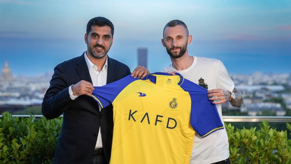 مارسيلو بروزوفيتش (يمين) رفقة رئيس النصر التنفيذي أحمد الغامدي (Photo by Al Nassr Football Club / AFP)