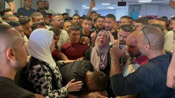 والدة الشهيد عبد الجواد صالح تودعه بالزغاريد